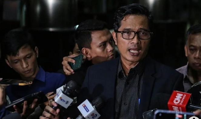 Kuasa hukum mantan Menteri Pertanian Syahrul Yasin Limpo, Febri Diansyah menjawab pertanyaan wartawan saat tiba di Gedung KPK, Jakarta, Kamis (12/10/2023).