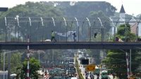 Pekerja menyelesaikan konstruksi jembatan layang (skybridge) yang menghubungkan Stasiun Bogor dan Stasiun Paledang di Kota Bogor, Jawa Barat, pada 9 Oktober 2023.