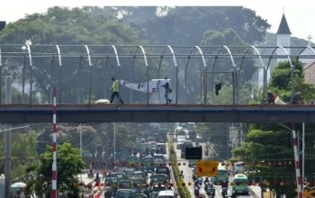 Pekerja menyelesaikan konstruksi jembatan layang (skybridge) yang menghubungkan Stasiun Bogor dan Stasiun Paledang di Kota Bogor, Jawa Barat, pada 9 Oktober 2023.