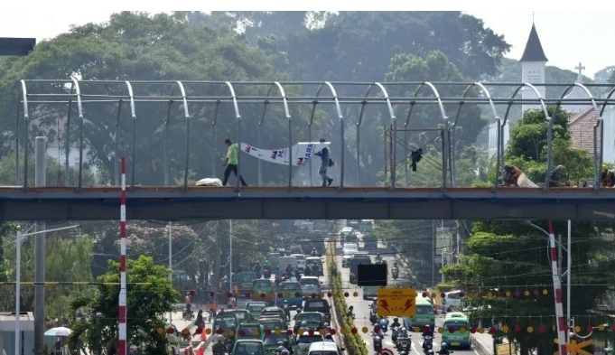 Pekerja menyelesaikan konstruksi jembatan layang (skybridge) yang menghubungkan Stasiun Bogor dan Stasiun Paledang di Kota Bogor, Jawa Barat, pada 9 Oktober 2023.