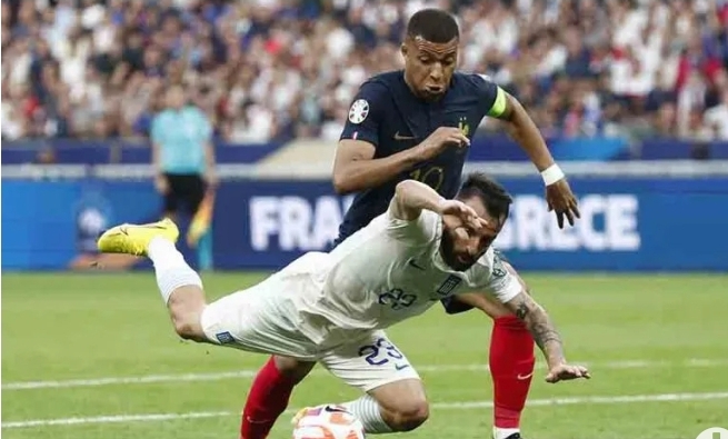Pemain Prancis Kylian Mbappe berebut bola dengan pemain Yunani Manolis Siopis pada kualifikas Euro 2024 grup B di Stade de France, Saint-Denis, Prancis, Senin (19/6/2023). Gol tunggal Mbappe membawa kemenangan Prancis atas Yunani.(router)