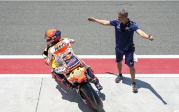 Pembalap Repsol Honda Team MotoGP Marc Marquez keluar dari paddock pada sesi practice balapan MotoGP Mandalika 2023 di Pertamina Mandalika International Street Circuit, Lombok Tengah, NTB, Jumat (13/10/2023). (AHMAD SUBAIDI)