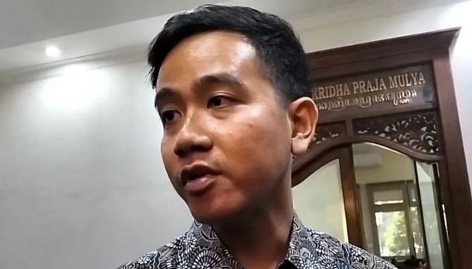 Wali Kota Surakarta Gibran Rakabuming Raka memberikan keterangan kepada wartawan di Solo, Jawa Tengah, Rabu (18/10/2023).