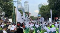 Ribuan pendukung Anies Baswedan dan Muhaimin Iskandar memadati Jalan Imam Bonjol depan Kantor KPU RI pada Kamis (19/102023) pagi