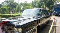Eks mobil dinas RI-1 jenis Cadillac Fleetwood 75 Limousine, yang akan ditumpangi Ganjar Pranowo-Mahfud MD mendaftar ke KPU RI, tampak terparkir di sekitar Tugu Proklamasi, Jakarta, Kamis (19/10/2023)