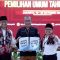 Bakal pasangan calon presiden dan wakil presiden Anies Baswedan (kiri) dan Muhaimin Iskandar (kanan) menyerahkan syarat pencalonan menjadi presiden dan wakil presiden kepada Ketua KPU Hasyim Asyari, di Kantor KPU, Jakarta, Kamis (19/10/2023). (Akbar Nugroho Gumay)