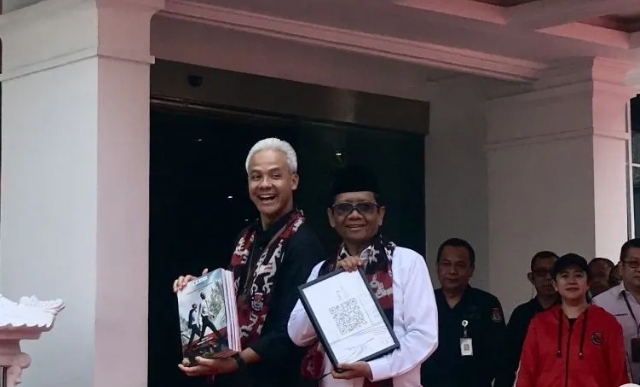 Pasangan bakal calon presiden dan bakal calon wakil presiden Ganjar Pranowo-Mahfud MD menyapa awak media di pelataran Kantor KPU RI, Jakarta, Kamis (19/10/2023).(Genta Tenri Mawangi)