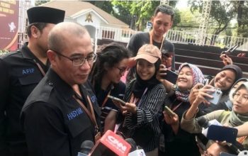Ketua Komisi Pemilihan Umum (KPU) RI Hasyim Asy’ari menjawab pertanyaan wartawan saat ditemui di sela-sela kegiatannya di Kantor KPU RI, Jakarta, Kamis (19/10/2023).