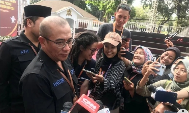Ketua Komisi Pemilihan Umum (KPU) RI Hasyim Asy’ari menjawab pertanyaan wartawan saat ditemui di sela-sela kegiatannya di Kantor KPU RI, Jakarta, Kamis (19/10/2023).