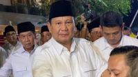 Bakal calon presiden dari Koalisi Indonesia Maju Prabowo Subianto menyapa relawan Jagat Prabowo di kediamannya di Kertanegara, Jakarta, Kamis (19/10/2023).