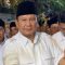 Bakal calon presiden dari Koalisi Indonesia Maju Prabowo Subianto menyapa relawan Jagat Prabowo di kediamannya di Kertanegara, Jakarta, Kamis (19/10/2023).
