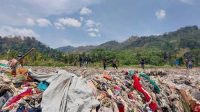 Tumpukan Sampah Pantai Loji Sukabumi