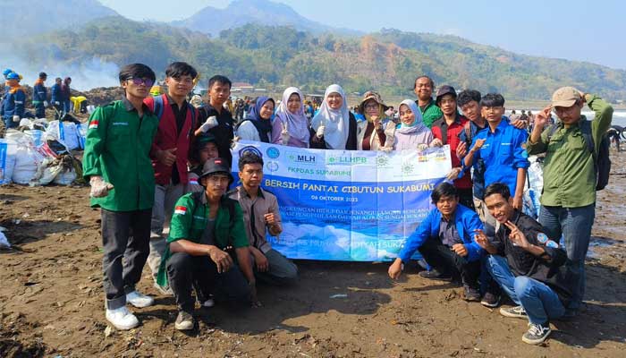 Universitas Muhammadiyah Sukabumi (UMMI) bersihan pantai Loji
