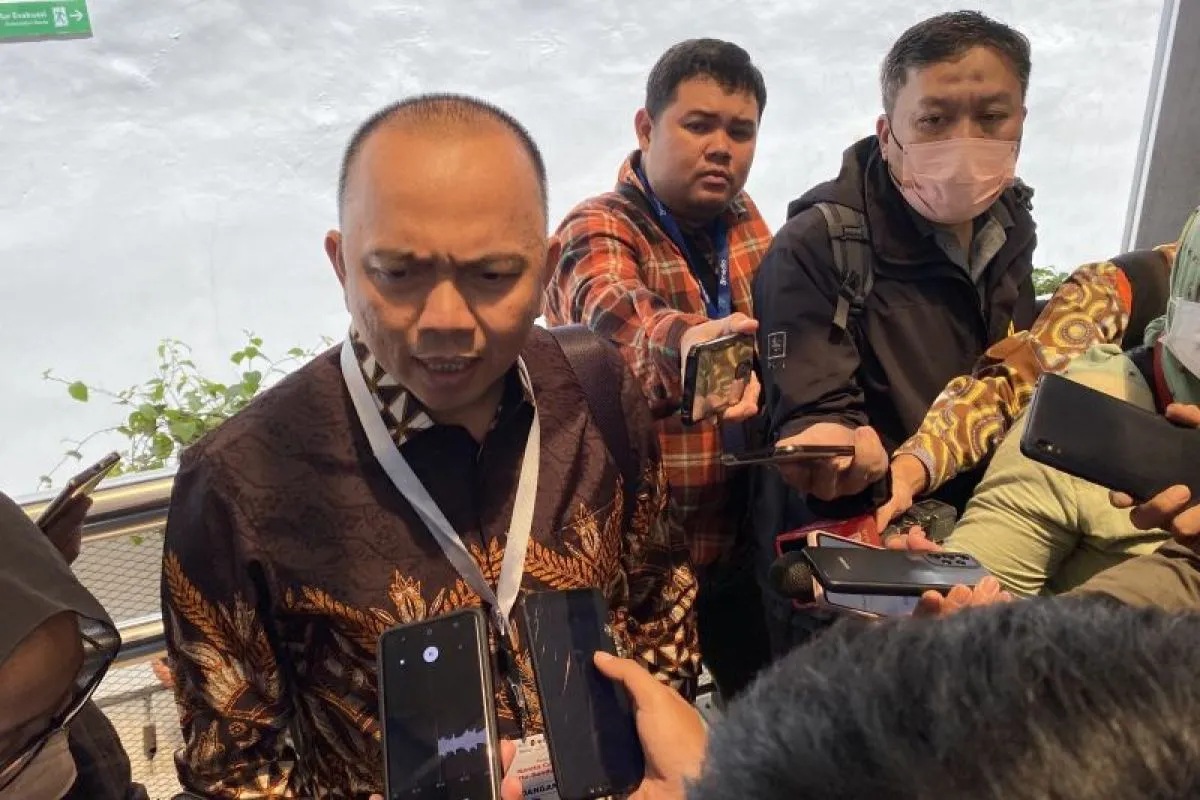 Kepala Dinas Perhubungan Jawa Barat Koswara saat memberikan keterangan di Stasiun Bandung, Jawa Barat (2/10/2023). (Rubby Jovan)
