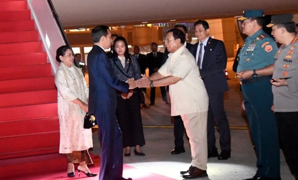Presiden Joko Widodo disambut Menhan Prabowo Subianto saat tiba di Tanah Air dari kunjungan ke Arab Saudi, Sabtu (21/10/2023).  (Biro Pers Sekretariat Presiden)