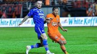Persib Bandung saat melawan pemuncak Borneo FC Samarinda dipaksa bermain imbang 1-pada pekan ke-16 Liga 1 2023/24. Sempat unggul 1-0, Pesut Etam kecolongan gol bunuh diri.