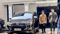 Ketua Umum DPP Partai Demokrat Agus Harimurti Yudhoyono (kanan) mengantar Gibran Rakabuming Raka (dua kanan) ke mobilnya selepas keduanya bertemu di rumah AHY di Jalan Prapanca No. 10, Jakarta, Minggu (22/10/2023). (Genta Tenri Mawangi)