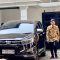 Ketua Umum DPP Partai Demokrat Agus Harimurti Yudhoyono (kanan) mengantar Gibran Rakabuming Raka (dua kanan) ke mobilnya selepas keduanya bertemu di rumah AHY di Jalan Prapanca No. 10, Jakarta, Minggu (22/10/2023). (Genta Tenri Mawangi)