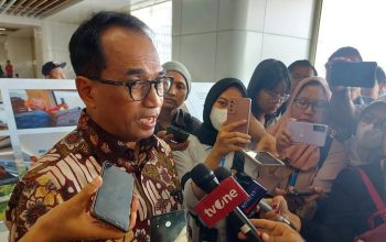 Menteri Perhubungan Budi Karya Sumadi ditemui di sela-sela peresmian kereta cepat Jakarta-Bandung atau Whoosh di Stasiun Halim, Jakarta Timur, pada Senin (2/10/2023). (Andi Firdaus)