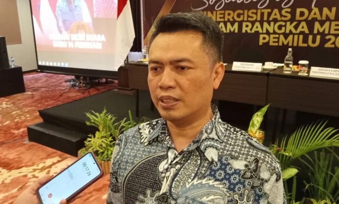 Ketua Divisi Teknis Penyelenggaraan KPU Jabar Adie Saputro saat memberikan keterangan di Cirebon, Jawa Barat, Sabtu (21/10/2023). (Fathnur Rohman)