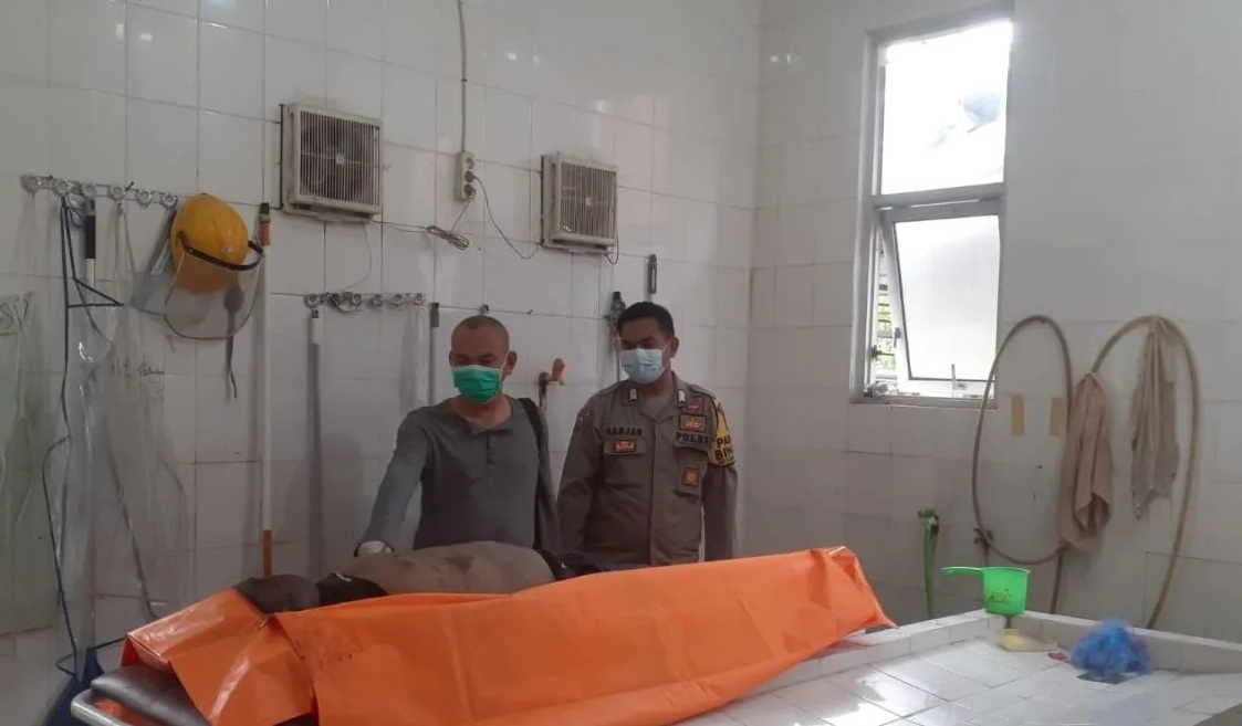 Jasad M Ahyar saat berada di ruang pemulasaraan jenazah RSUD Palabuhanratu, Kabupaten Sukabumi, Jawa Barat. Jasad warga Kecamatan Babakanmadang, Kabupaten Bogor ini ditemukan nelayan di Pantai Citepus pada Sabtu, (21/10/2023). (Antara)