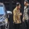 Bakal cawapres pendamping bakal capres Prabowo Subianto yang diusulkan Partai Golkar Gibran Rakabuming Raka (kiri) berbincang dengan Ketua Umum Partai Demokrat Agus Harimurti Yudhoyono (kanan) usai melakukan pertemuan tertutup di Jakarta, Minggu (22/10/2023). (Muhammad Adimaja)
