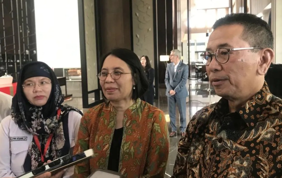 Direktur Jenderal Kesehatan Masyarakat (Dirjen Kesmas) Kementerian Kesehatan (Kemenkes) RI Maria Endang Sumiwi (tengah) bersama Deputi Bidang Koordinasi Peningkatan Kualitas Kesehatan Pembangunan Kependudukan Kemenko PMK Satya Sananugraha (kanan) saat memberikan keterangan di Bandung, Jawa Barat, Senin (23/10/2023). (Rubby Jovan)