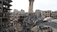 Sejumlah warga mengamati gedung-gedung yang hancur, akibat serangan udara Israel, di Kota Gaza pada Senin (9/10/2023). (Xinhua)