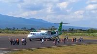 Pesawat Citilink tiba dalam layanan penumpang komersial perdana di Bandara Wiriadinata, Kota Tasikmalaya, Jawa Barat, Senin (2/10/2023). ANTARA/Feri Purnama