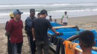 Nelayan di Pantai selatan Cianjur, Jawa Barat, menemukan kapal nelayan asal Kabupaten Indramayu yang terbalik dihantam ombak, seorang berhasil selamat dan seorang lannya dilaporkan hilang tengelam, Senin (23/10/2023).(Ahmad Fikri)