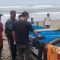 Nelayan di Pantai selatan Cianjur, Jawa Barat, menemukan kapal nelayan asal Kabupaten Indramayu yang terbalik dihantam ombak, seorang berhasil selamat dan seorang lannya dilaporkan hilang tengelam, Senin (23/10/2023).(Ahmad Fikri)