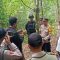 Polisi memusnahkan granat dan peluru di Tenjowarngin, Kecamatan Salawu, Kabupaten Tasikmalaya, Jawa Barat, Senin (23/10/2023). (Polsek Salawu)