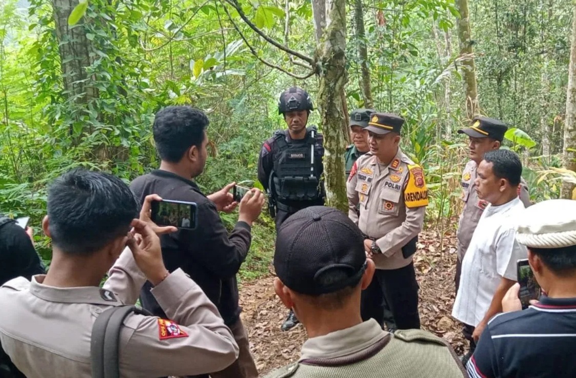 Polisi memusnahkan granat dan peluru di Tenjowarngin, Kecamatan Salawu, Kabupaten Tasikmalaya, Jawa Barat, Senin (23/10/2023). (Polsek Salawu)