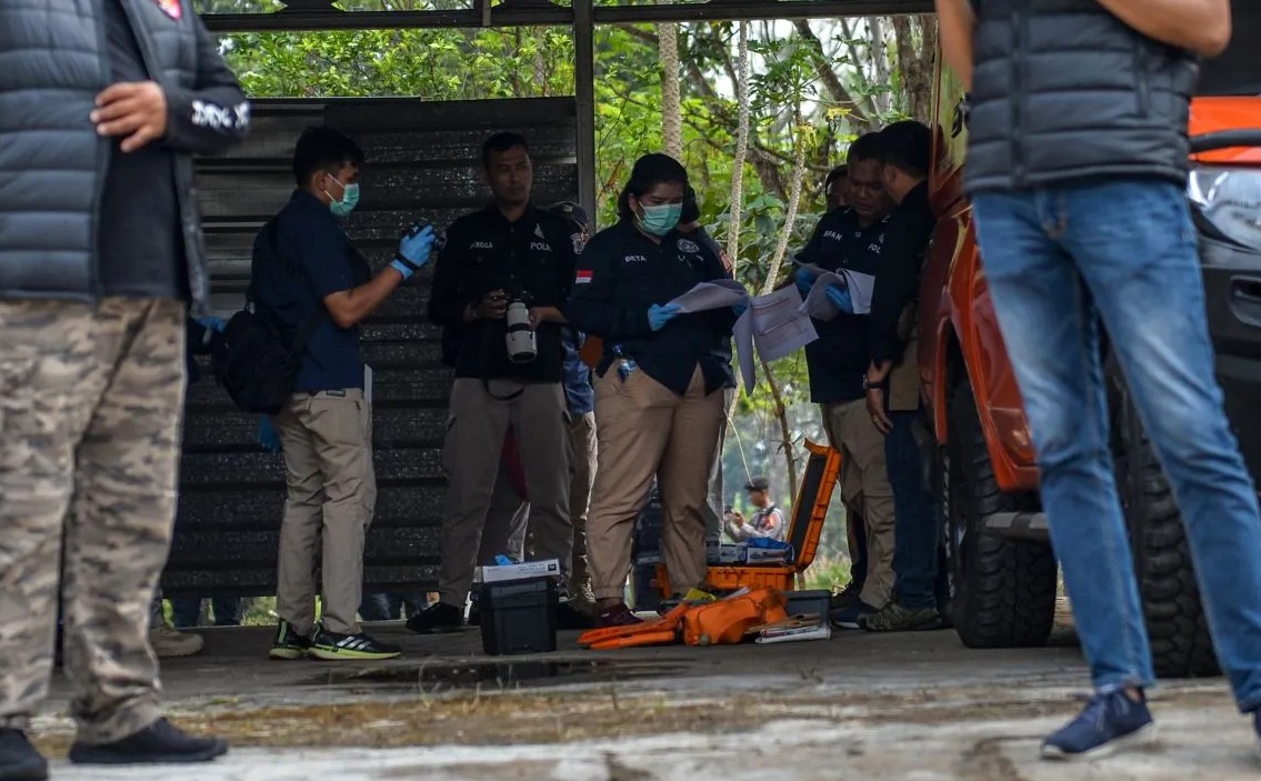 Tim Inafis Polda Jabar menggelar olah tempat kejadian perkara pembunuhan anak dan ibu di dalam mobil di Jalan Cagak, Kabupaten Subang, Jawa Barat, Selasa (24/10/2023). (Raisan Al Farisi)