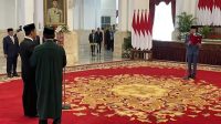 Presiden Joko Widodo melantik Menteri Pertanian Andi Amran Sulaiman di Istana Negara, Jakarta, pada Rabu (25/10/2023). (Yashinta Difa)