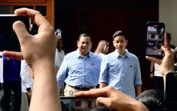 Bakal pasangan capres dan cawapres Prabowo Subianto-Gibran Rakabuming Raka kompak mengenakan atasan serba biru menyapa awak media di luar kediaman Prabowo di Jalan Kertanegara No. 4, Jakarta Selatan, Jakarta, Rabu (25/10/2023). (Genta Tenri Mawangi)