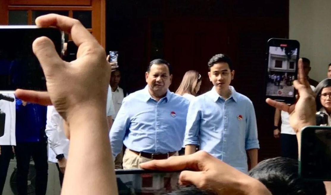 Bakal pasangan capres dan cawapres Prabowo Subianto-Gibran Rakabuming Raka kompak mengenakan atasan serba biru menyapa awak media di luar kediaman Prabowo di Jalan Kertanegara No. 4, Jakarta Selatan, Jakarta, Rabu (25/10/2023). (Genta Tenri Mawangi)