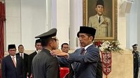 Presiden Joko Widodo menyematkan tanda pangkat kepada KSAD TNI Jenderal Agus Subiyanto dalam acara pelantikan di Istana Negara, Jakarta, Rabu (25/10/2023). (Yashinta Difa)