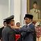 Presiden Joko Widodo menyematkan tanda pangkat kepada KSAD TNI Jenderal Agus Subiyanto dalam acara pelantikan di Istana Negara, Jakarta, Rabu (25/10/2023). (Yashinta Difa)