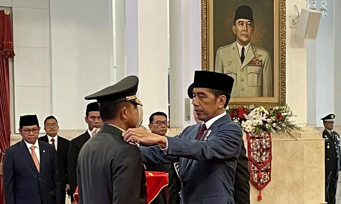 Presiden Joko Widodo menyematkan tanda pangkat kepada KSAD TNI Jenderal Agus Subiyanto dalam acara pelantikan di Istana Negara, Jakarta, Rabu (25/10/2023). (Yashinta Difa)