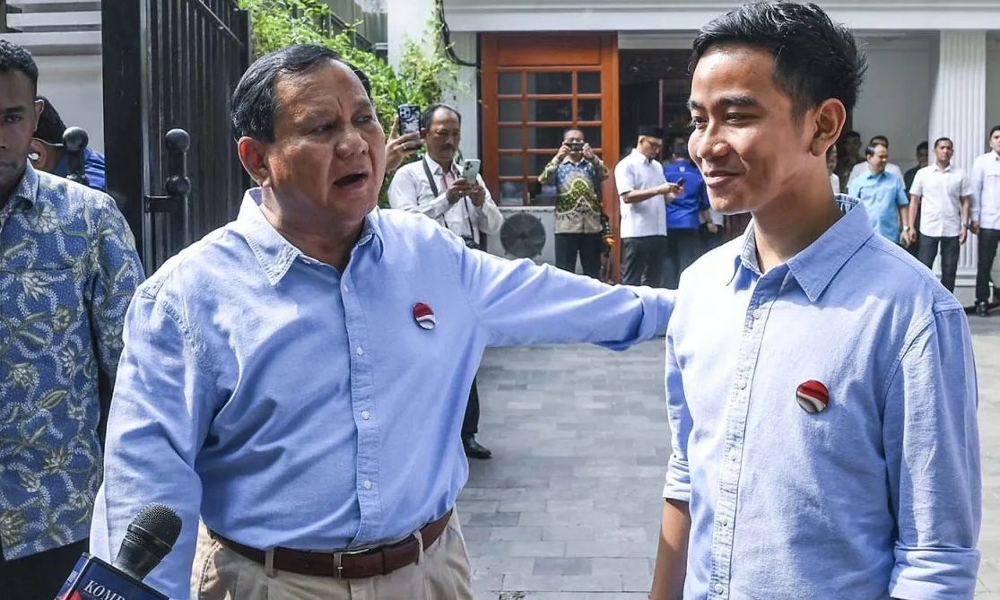 Bakal pasangan capres dan cawapres Prabowo Subianto-Gibran Rakabuming Raka saat menjawab pertanyaan wartawan di Kertanegara, Jakarta Selatan, Jakarta, Rabu (25/10/2023). (Galih Pradipta)