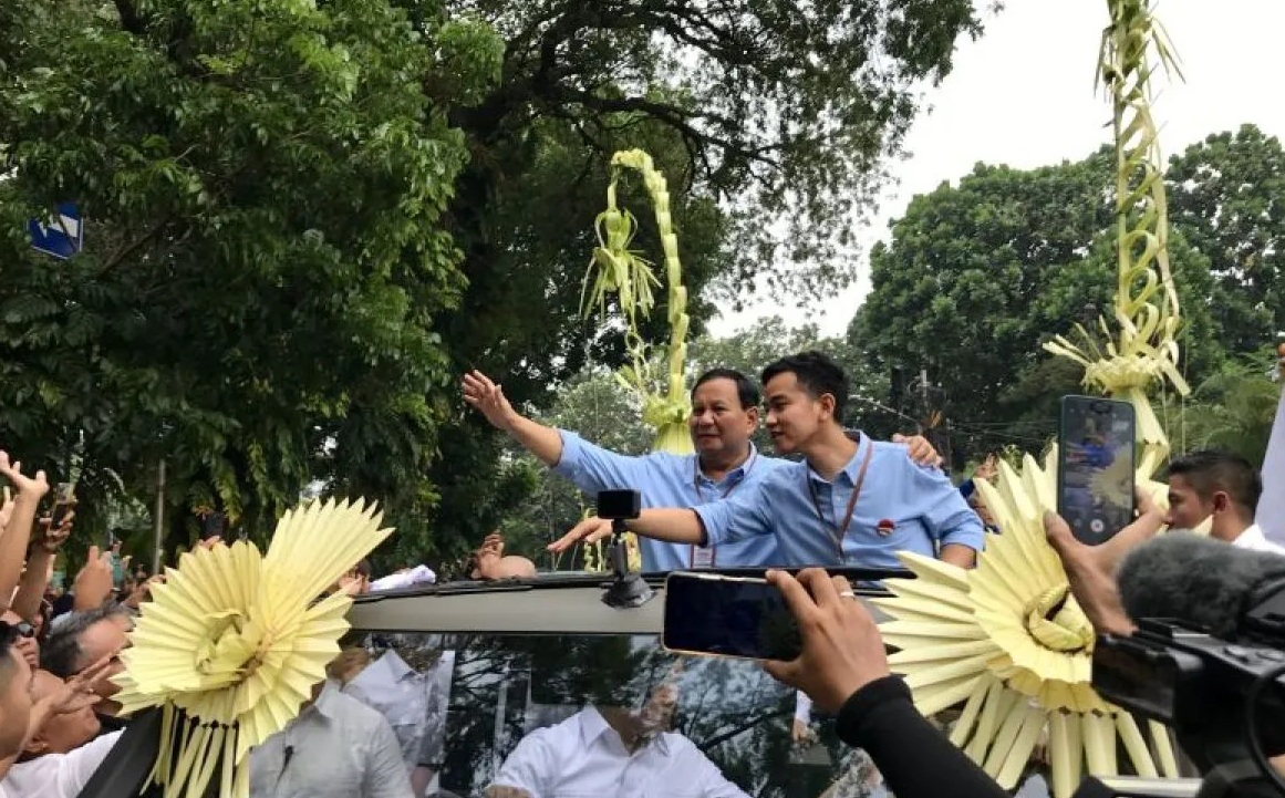 Prabowo Subianto-Gibran Rakabuming Raka menyapa pendukung dan relawan dari atas mobil "Maung" di Taman Surapati, Menteng, Jakarta Pusat, Jakarta, Rabu (25/10/2023). (Genta Tenri Mawangi)