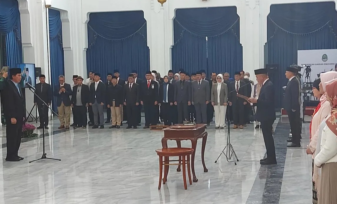 Pelantikan penjabat Sekretaris Daerah (Sekda) Jawa Barat Muhammad Taufiq Budi Santoso oleh Penjabat Gubernur Jawa Barat Bey Triadi Machmudin di Gedung Sate, Bandung, Selasa (3/10/2023). (Ricky Prayoga)