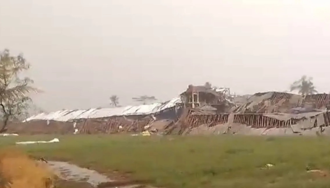 Bangunan kandang ayam di Desa Babakancaringin, Kecamatan Karangtengah, Kabupaten Cianjur, Jawa Barat, ambruk diterjang angin puting beliung, Selasa (23/10/2023).(Ahmad Fikri)