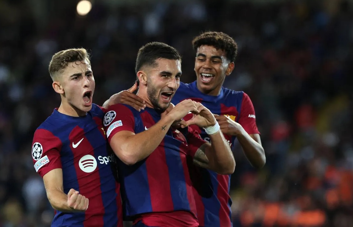 Pemain Barcelona Ferran Torres (tengah), bersama Fermin Lopez (kiri) dan Lamine Yamal (kanan) merayakan gol yang tercipta pada pertandingan Grup H Liga Champions melawan Shakhtar Donetsk, yang dimainkan di Estadi Olimpic Lluis Companys, Barcelona, Rabu (25/10/2023). (LLUIS GENE)