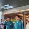 Bakal pasangan capres dan cawapres Prabowo Subianto-Gibran Rakabuming Raka didampingi istri Gibran, Selvi Ananda (kanan), usai berganti pakaian medis sebelum menjalani tes kesehatan di RSPAD Gatot Soebroto, Jakarta Pusat, Jakarta, Kamis (26/10/2023). (Hendri Sukma Indrawan)