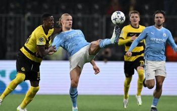 Penyerang Manchester City Erling Haaland (kedua dari kiri) dan bek Young Boys Mohamed Ali Camara (kiri) bertarung memperebutkan bola pada pertandingan Grup G Liga Champions yang dimainkan di Stadion Wankdorf, Bern, Rabu (25/10/2023). (FABRICE COFFRINI)
