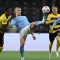 Penyerang Manchester City Erling Haaland (kedua dari kiri) dan bek Young Boys Mohamed Ali Camara (kiri) bertarung memperebutkan bola pada pertandingan Grup G Liga Champions yang dimainkan di Stadion Wankdorf, Bern, Rabu (25/10/2023). (FABRICE COFFRINI)