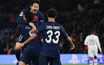 Gelandang Paris Saint-Germain Lee Kang-in (tengah) merayakan gol yang dicetaknya ke gawang AC Milan pada pertandingan Grup F Liga Champions yang dimainkan di Stadion Parc des Princes, Paris, Rabu (25/10/2023). (Miguel MEDINA)