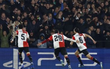 Pemain Feyenoord Ramiz Zerrouki bersama Santiago Gimenez dan Quilindschy Hartman merayakan gol kedua mereka dalam peetandingan Liga Champions Grup E melawan Lazio di Stadion Feyenoord, Rotterdam, Belanda, Rabu (25 /10/2023). (Piroschka Van De Wouw).